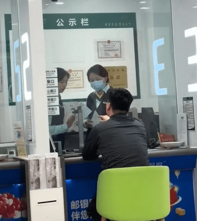 对此,邮政储蓄银行客服人员解释称,第一顺位继承人(包括父母,配偶