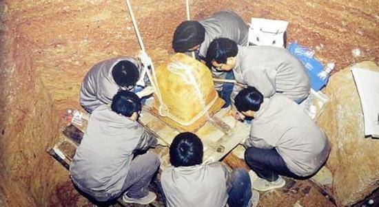 2000年雷峰塔挖出白蛇图片