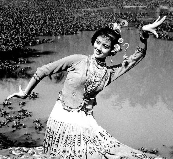 "人间异类"杨丽萍,30年不吃米饭,留40年的指甲,生活靠助理_母亲_舞蹈