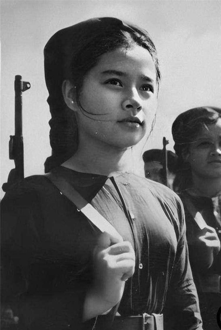 越战时,越南女兵为何都衣衫单薄?