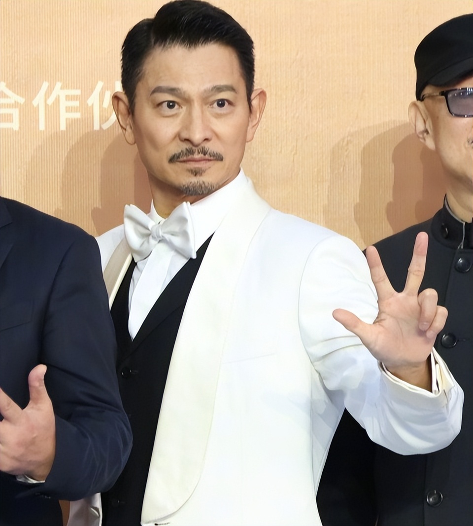 金鸡奖红毯:袁泉气质独特,刘德华雅痞吸睛,周冬雨有影后风采_西装