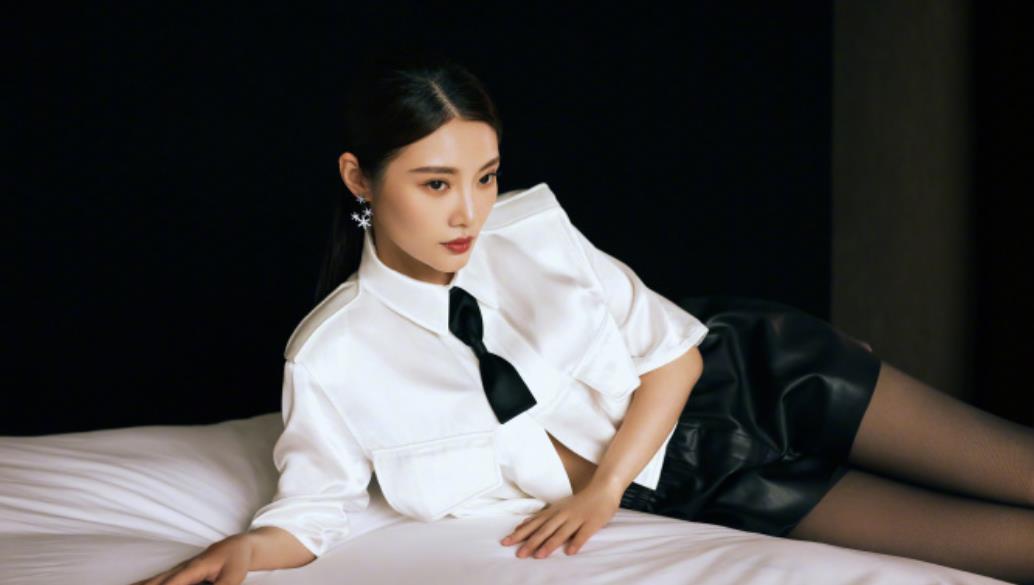 徐冬冬晒出的旧照火了,发文问网友亮点在哪,评论区自夸表情自信_电影