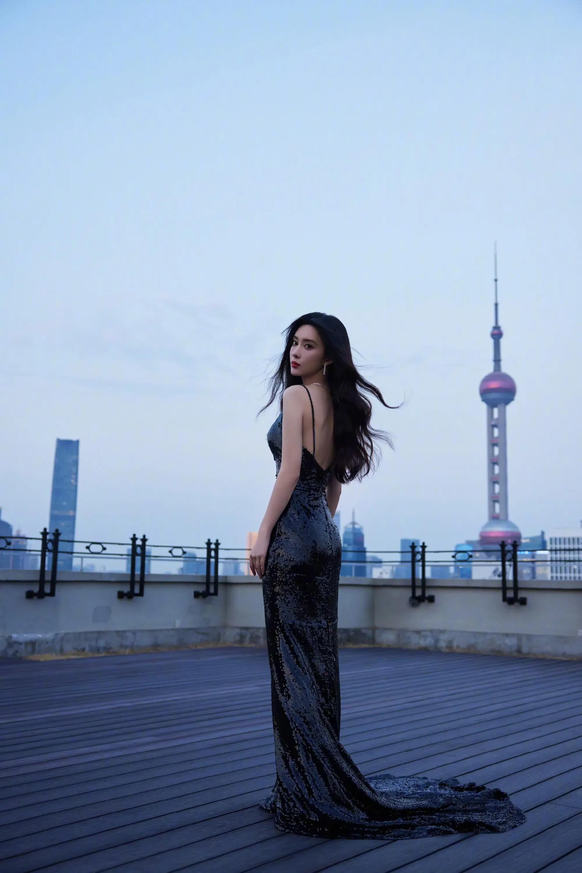 孟子义穿黑色吊带深v亮片裙漫步上海外滩 身材凹凸有致 丰满性感