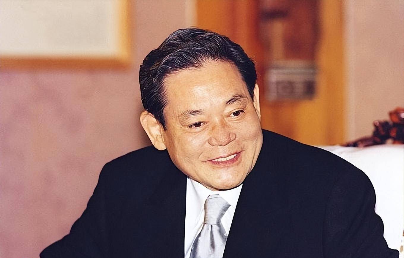 最后李健熙当着工厂2000多位员工的面,销毁了价值150亿韩元的15万部同