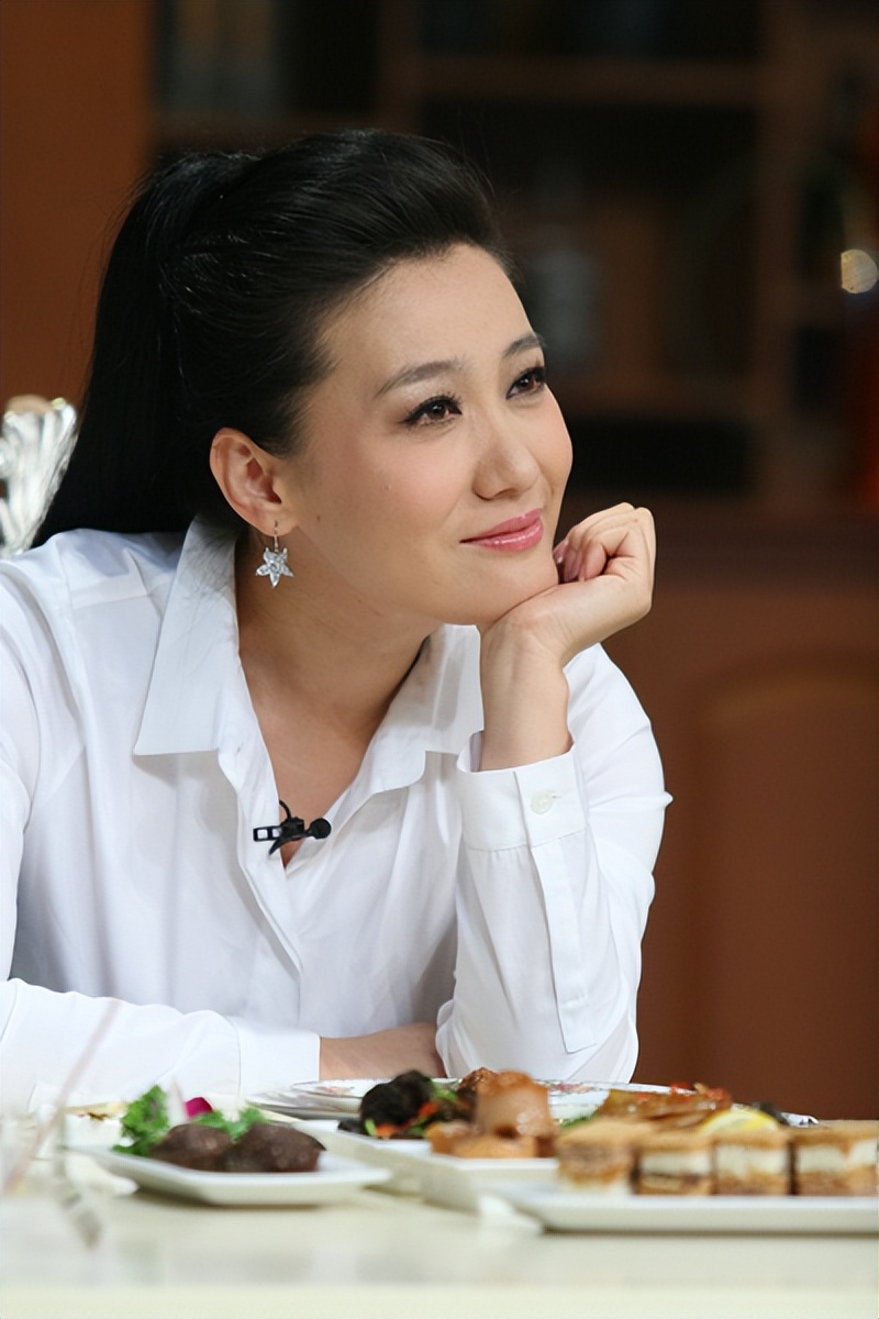 随着女儿们渐渐长大,谭晶与丈夫邓中翰一同扮演着父母的角色,照顾着