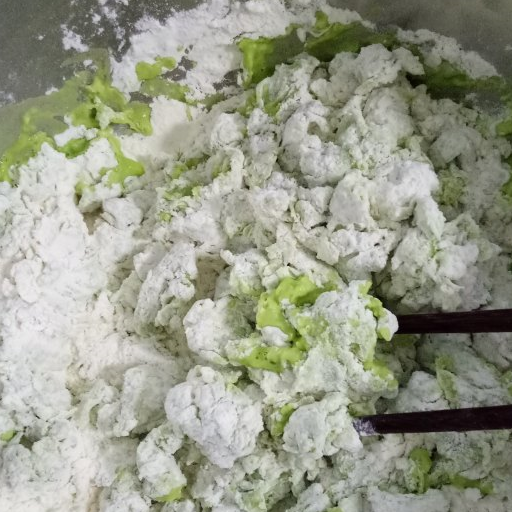 这款饺子半白半绿的颜色和外观,在视觉上就像水灵灵的白菜一样_韭菜