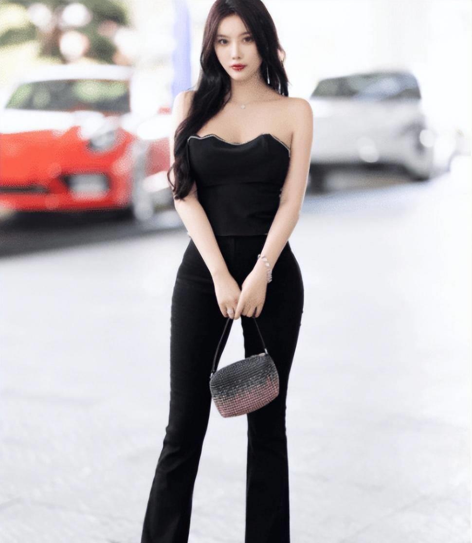 杨晨晨衣服曝光,黑色露肩上衣 高腰街头时尚裤,炸裂女神的招牌_风格