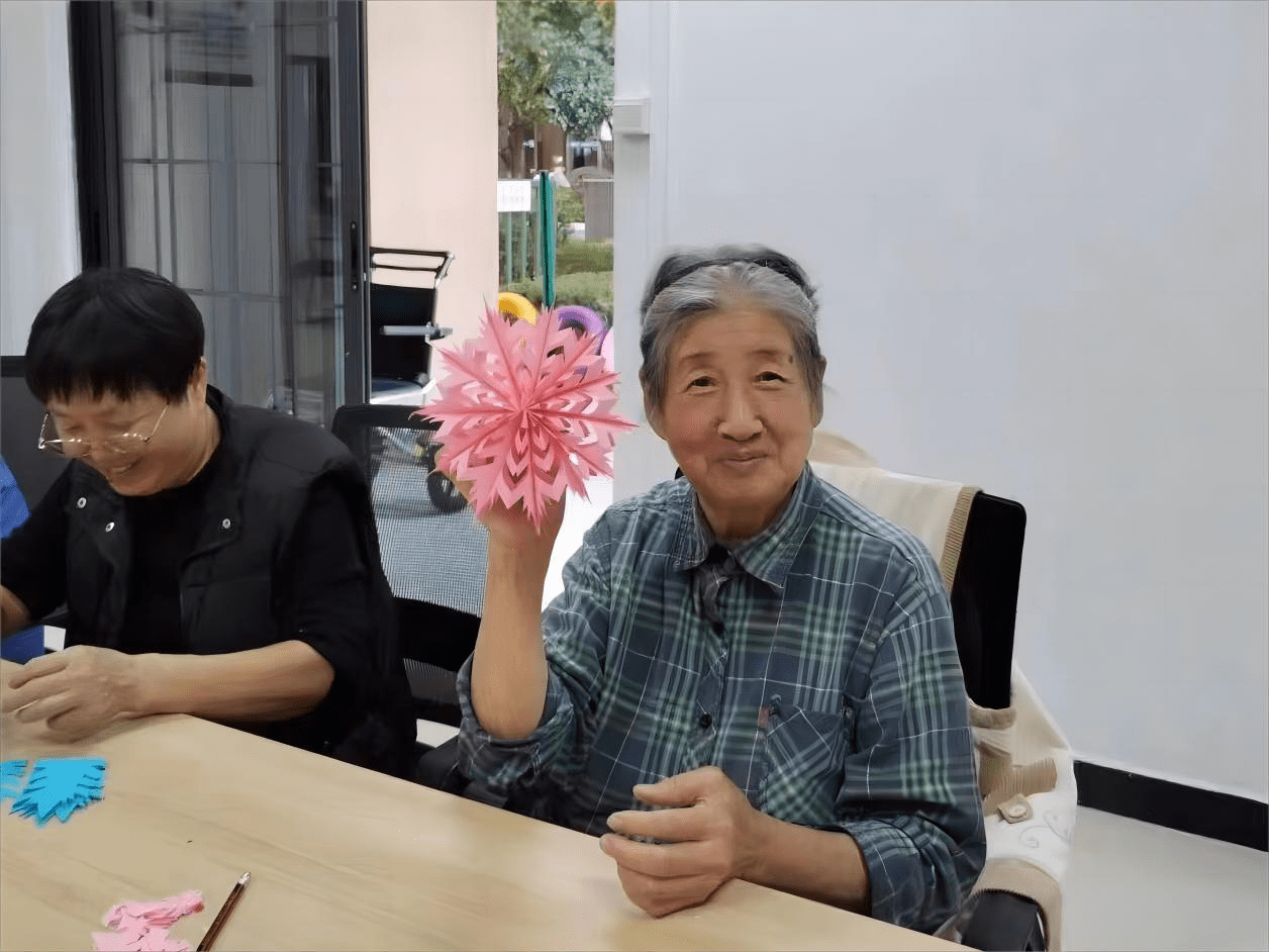 居民同乐 洁白雪花记心间——名都花园社区开展手工制作活动_老年人
