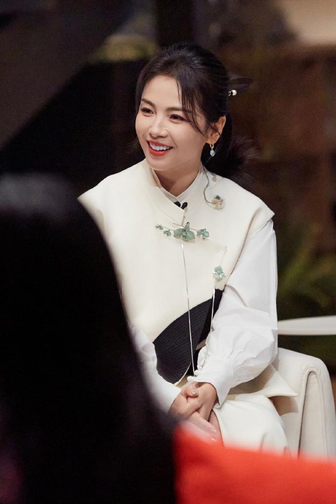 米色中式马甲搭配绿色胸针,国泰民安脸_色彩_旗袍_白色