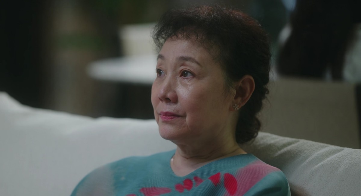 到屋内,将纸笔扔桌子上,自己坐在沙发上,听儿媳说话还不忘翻几个白眼