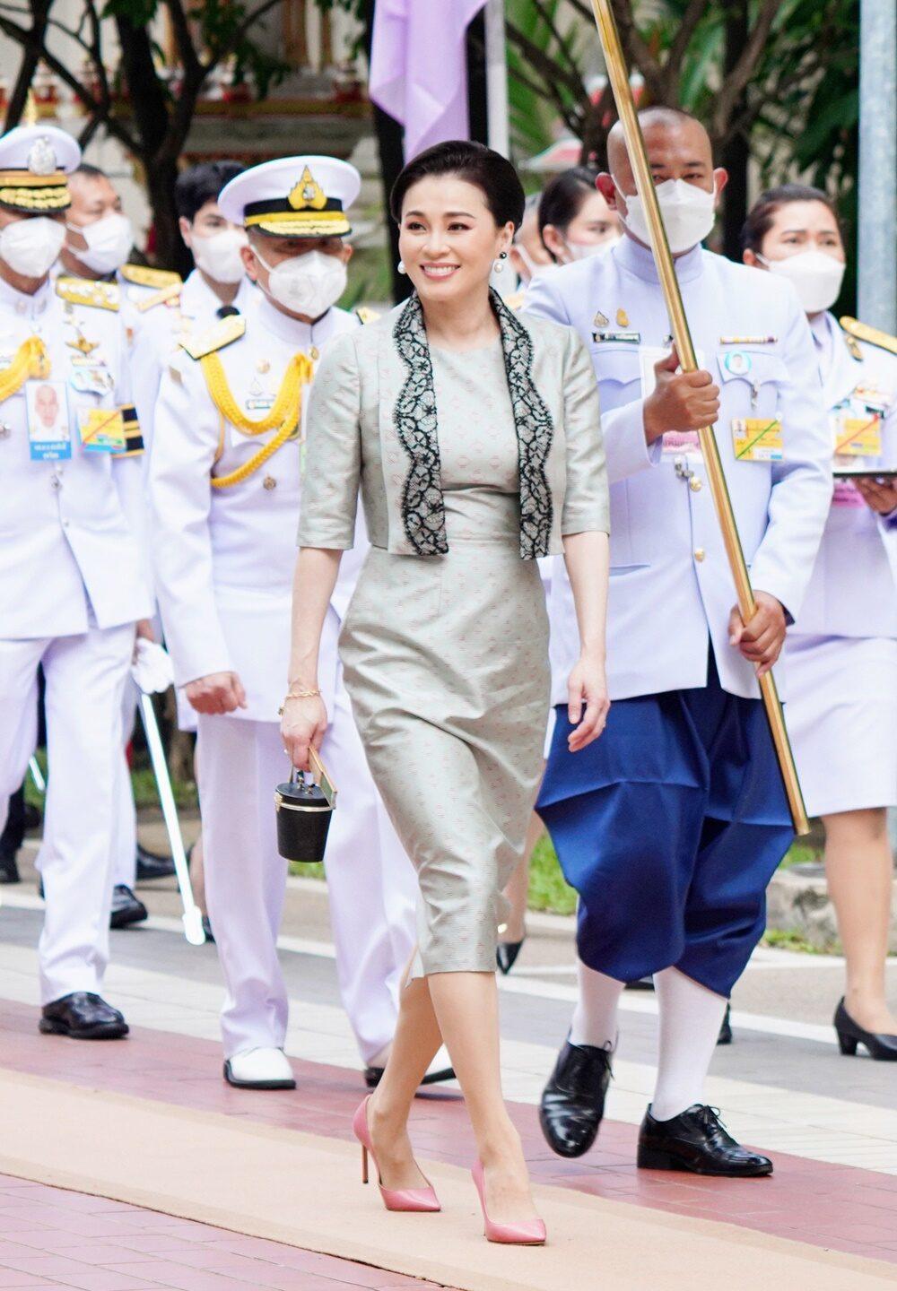 泰王后苏提达现身公务,穿灰色直筒裙,胸前黑色蕾丝有点难评_活动_浅