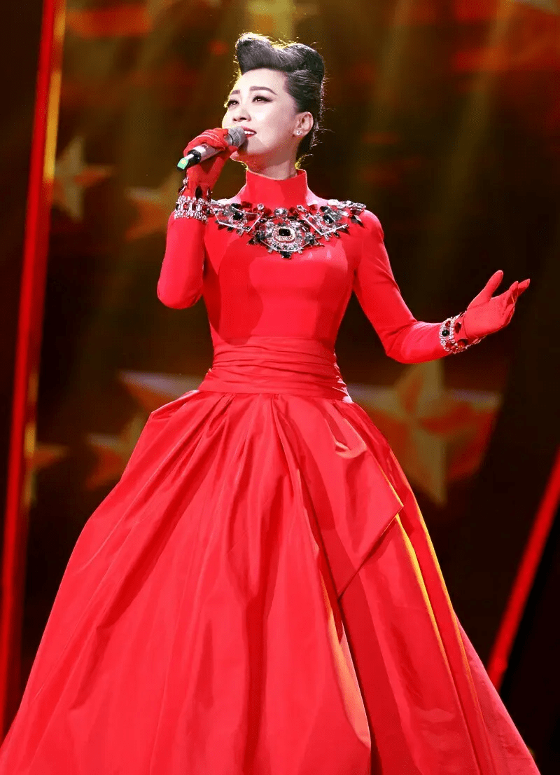 03.2014年,谭晶没有出现在央视春晚的舞台,引起了各种猜测和传言.