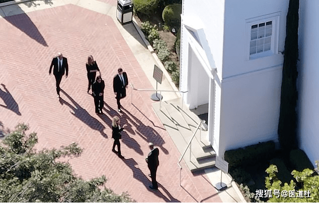 詹妮弗·安妮斯顿(后排),柯特妮·考克斯和大卫·施维默(中)以及丽莎