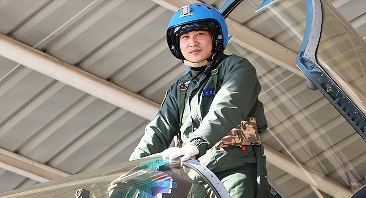 南海撞击事件中,英雄王伟成功跳伞,21年过去了,为何搜寻不到他_与美国