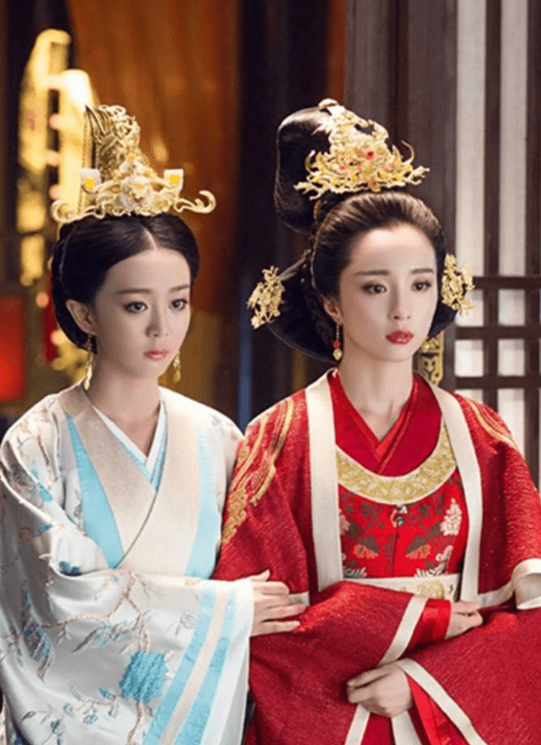 上官婉儿是唐代上官家门第后裔,其家世显赫,祖父上官仪曾任宰相之职