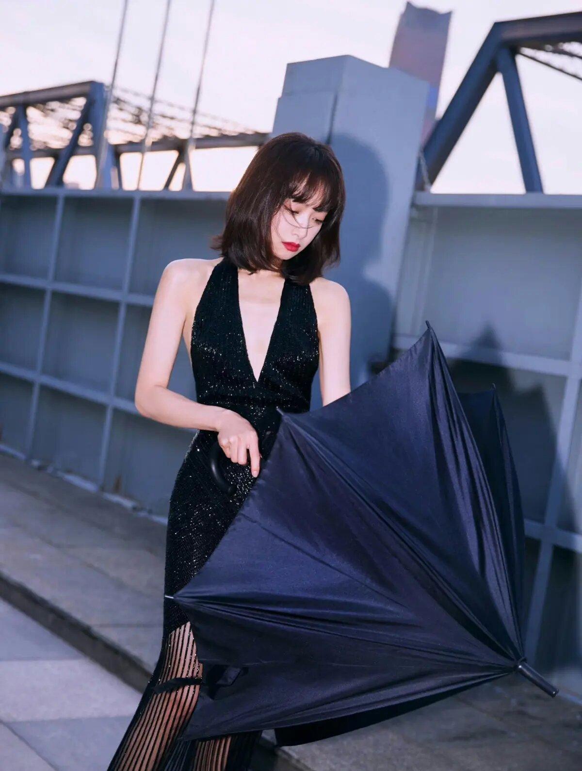 宋茜穿黑色衣服,领子到肚脐,虽然不俗气,很高级,但是看起来很养眼