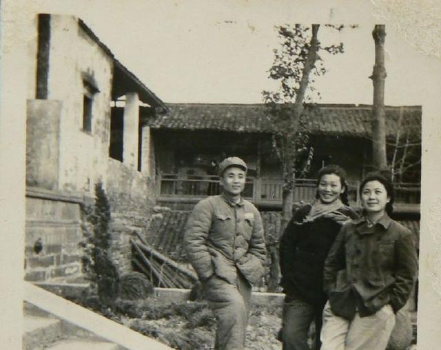 她与恋人分手后,发现自己怀孕了,正不知所措,前任