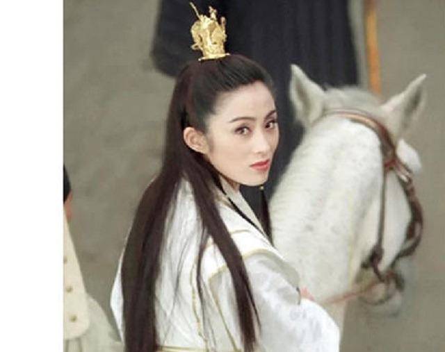 52岁张敏,定居北京潜心修佛,与男友跟随莫少聪积德行善_活动_香港