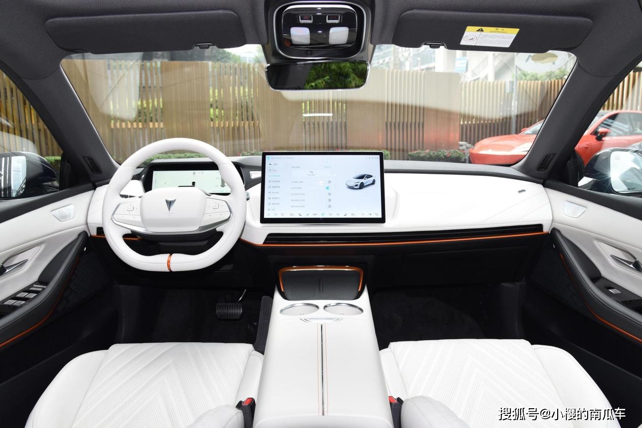 年轻人选车看这款,14.59万起,加92汽油+油耗0.7L,配无框车门_搜狐汽车_搜狐网