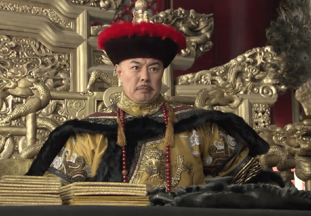 纪晓岚走到养心殿的鹦鹉旁,指了指鹦鹉,对乾隆皇帝笑着说"鹦有雌雄都