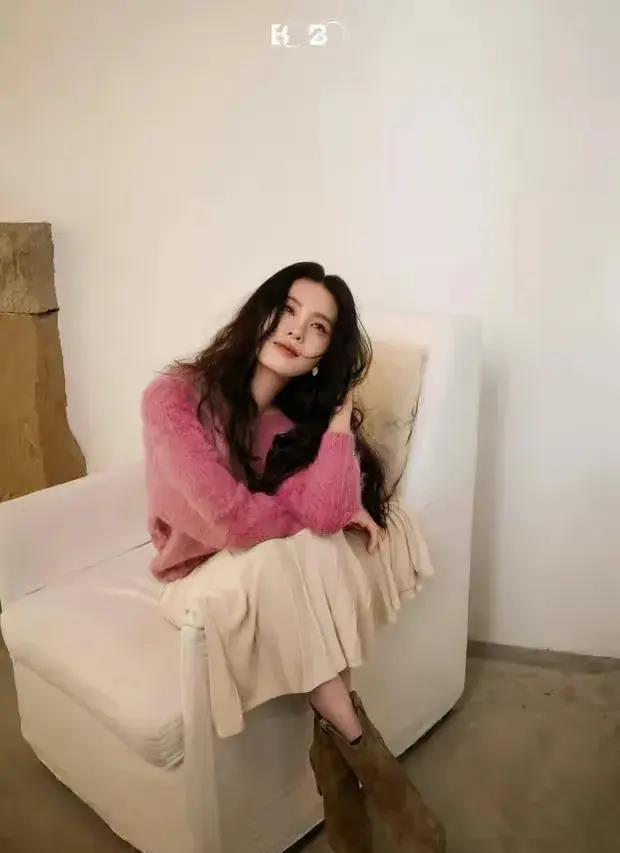 刘诗诗粉色毛衣造型展露无遗,温柔安静的气质吸睛_魅力_长发_眼神