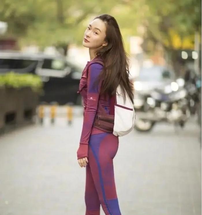 霍思燕不愧是"洒脱女神",身穿紫色紧身衣秀出完美职业生涯!