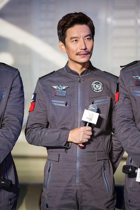 《流浪地球3》定档2027年大年初一吴京刘德华李雪健全员回归_moss