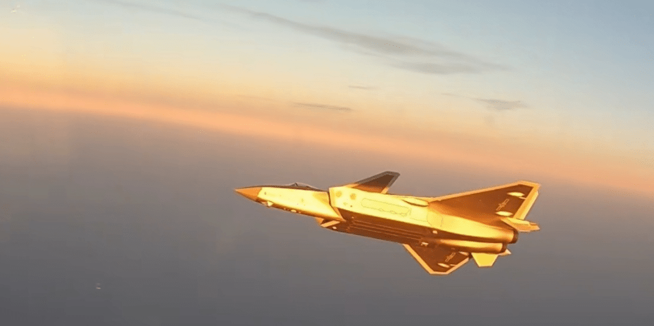 披上金色战甲的歼20,翱翔在壮美霞光中_我国_战机_空军