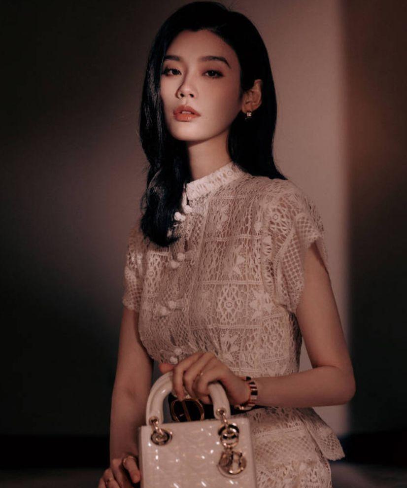 奚梦瑶身穿白色蕾丝连衣裙,精致又轻松,超模风格的现代时尚范儿