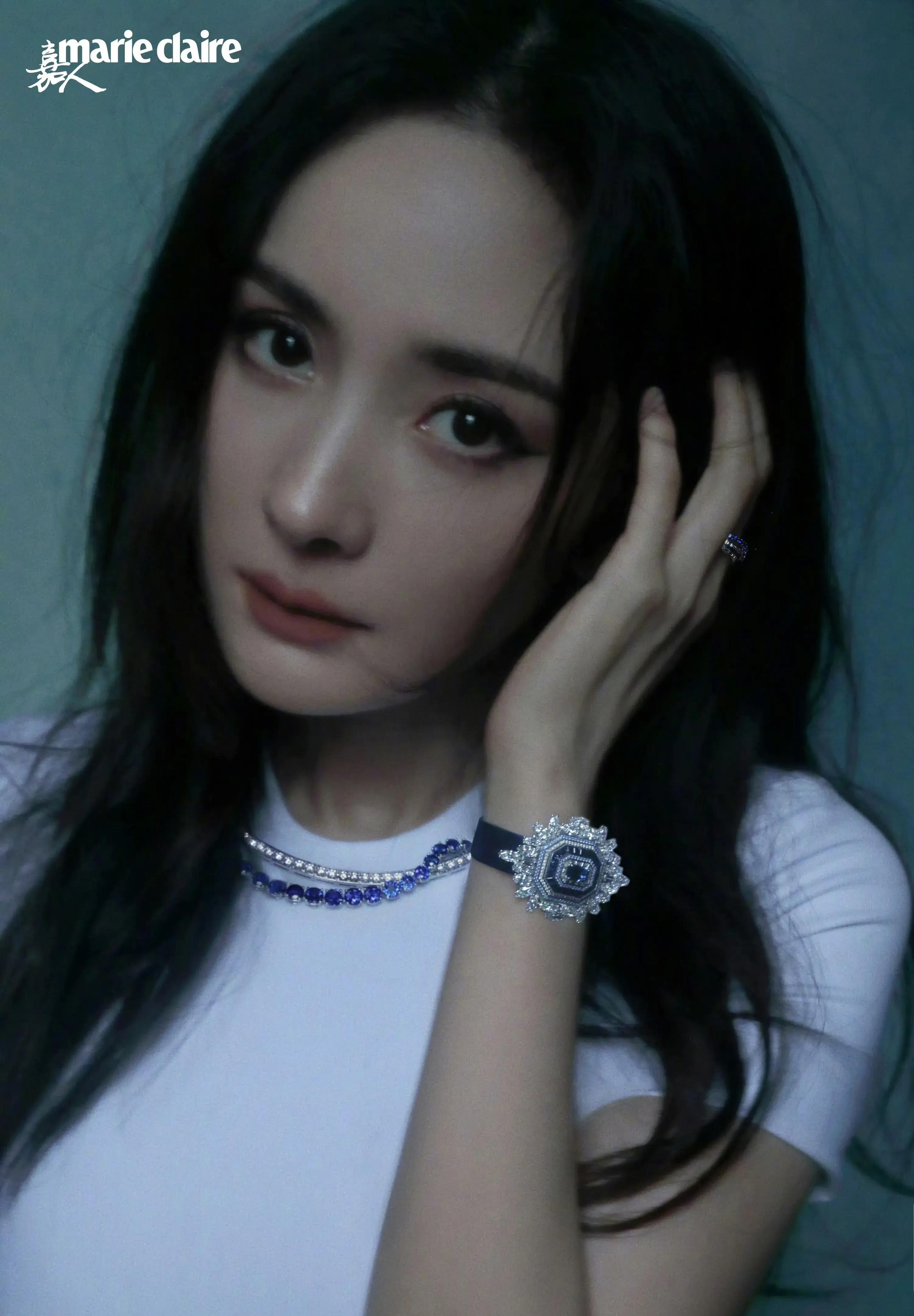 杨幂登上十一月号封面《嘉人》,四套高定秀肩美腿,很高大_黑色_时尚