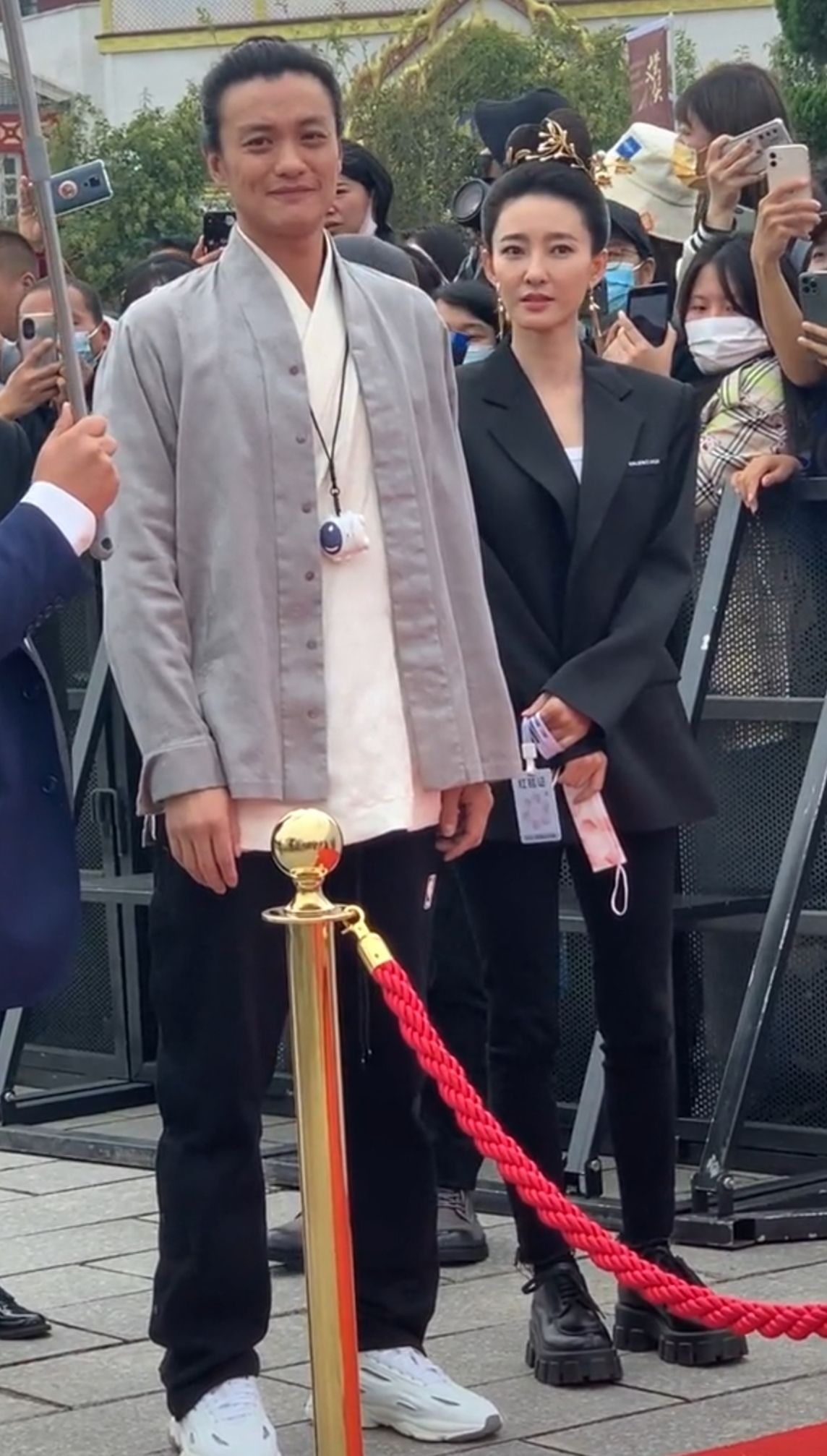 周一围忙赶来走红毯,素颜运动鞋直接上场,旁边王丽坤瘦成纸片人