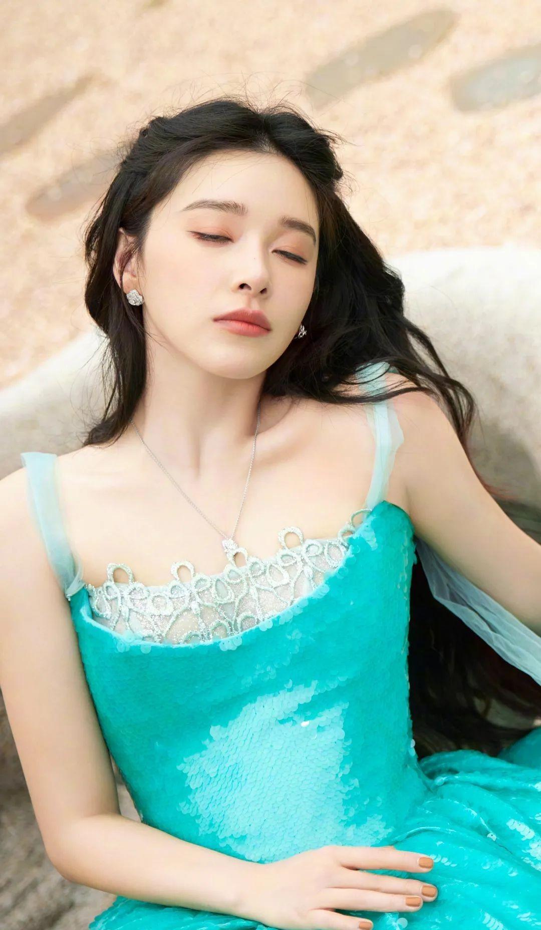 阚清子身穿蓝绿露肩抹胸美照,美丽清新,拉开冰冷夏日派对_花朵_阳光