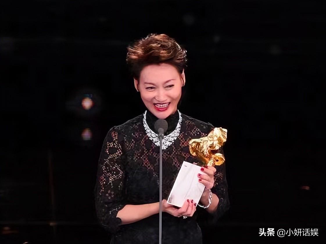 再次靠演技封神,拿下了金像奖的影后奖杯