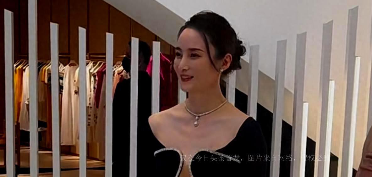 47岁蒋勤勤出席活动,生图下皮肤白皙颜值养眼,排骨胸身材超抢镜_生活