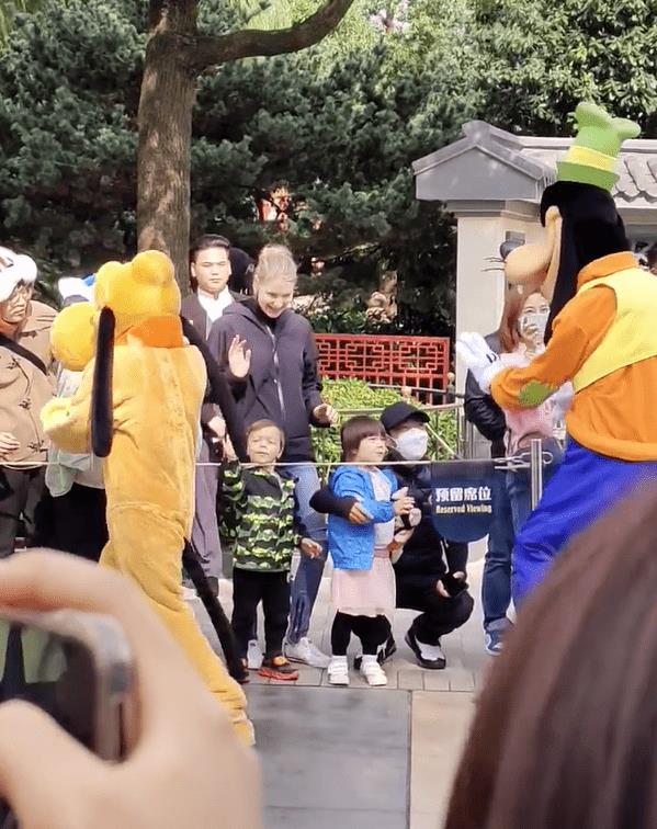 让儿女坐地上看表演不娇惯,细节尽显温柔父爱_李白_孩子_双胞胎