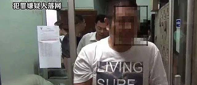 犯罪嫌疑人胡方权将受害人张宏装入铁笼中,沉入了千峡湖的水底,这导致