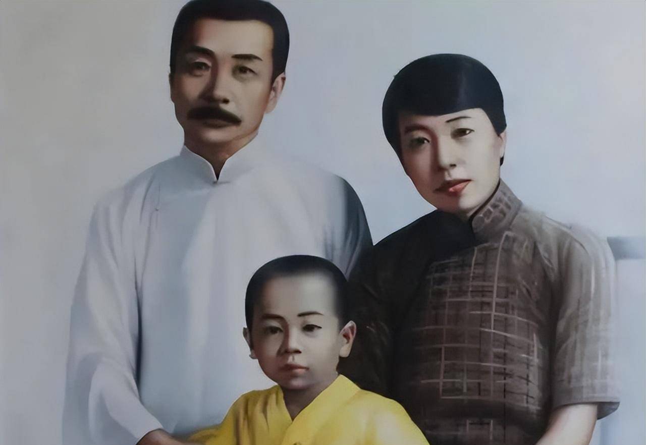 尽管鲁迅常常向亲人,友人吐槽儿子的淘气,劣迹(其实也有炫耀的意味