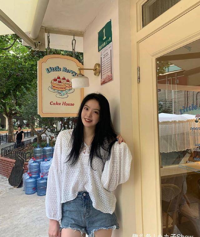 华谊千金王文也cos美人鱼,紧身鱼尾裙秀身材,头戴皇冠气质好_黑色