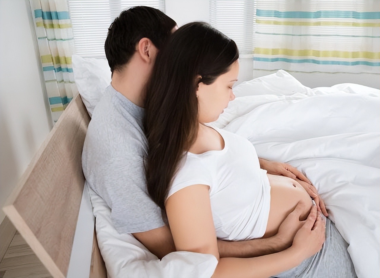 老婆怀孕后，老公想过夫妻生活，可以试试2个方法