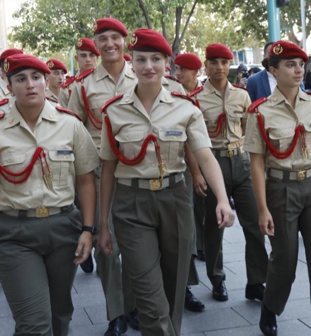 西班牙最美王储近照曝光当兵后颜值降低,身材变好,大长腿抢镜_莱昂