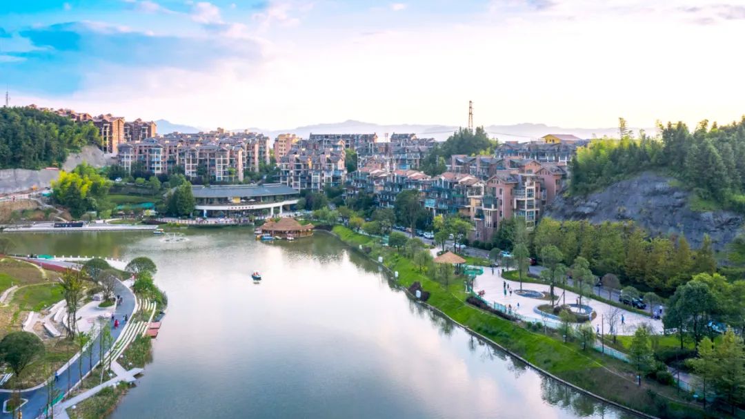这是云岭翠湖的偏执,海拔1200米,夏季平均温度23℃,湖山森林,多重地貌