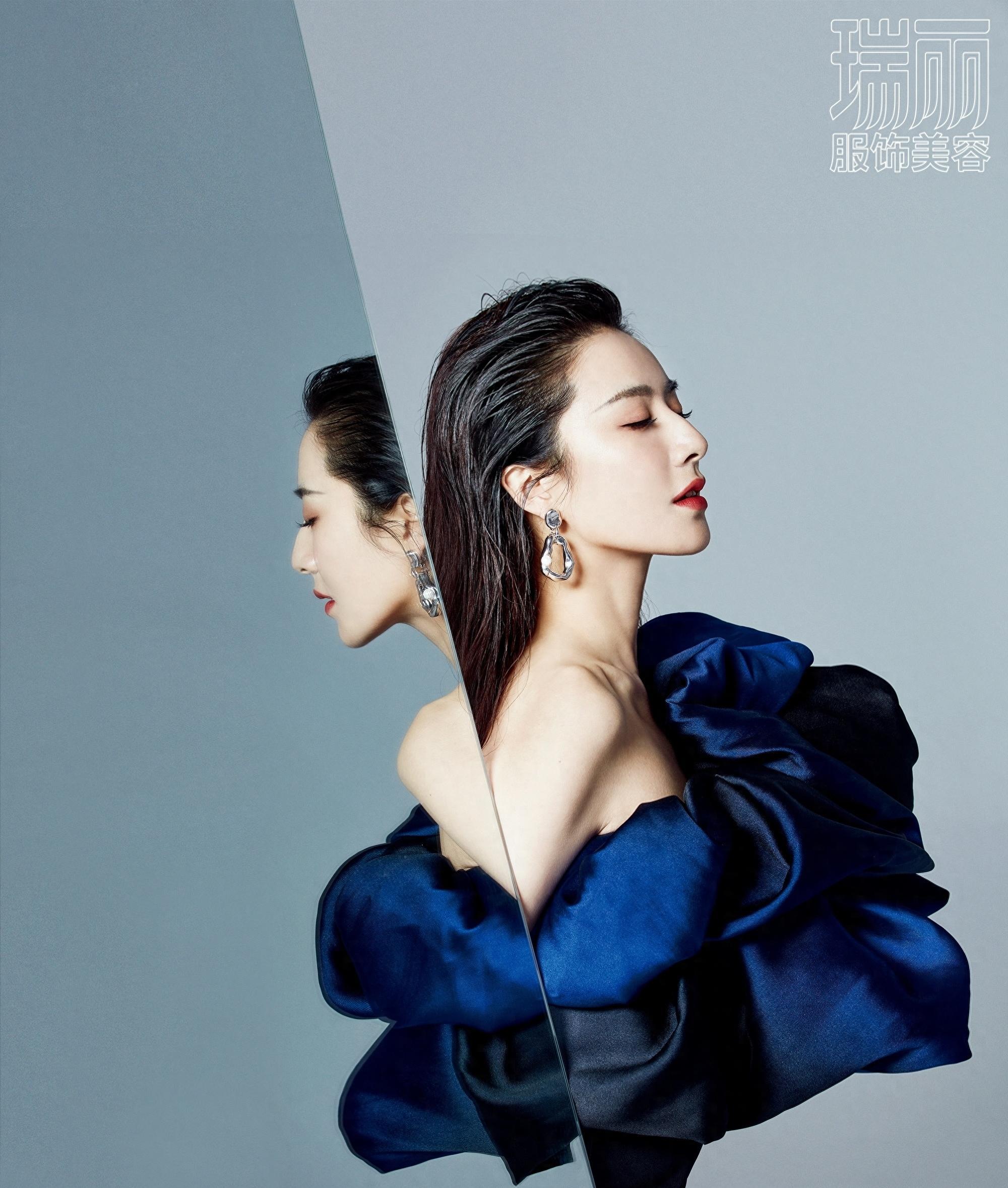 薇娅的精彩大片将是颜霸·主播!抹胸裙直发堪比女明星,红唇迷人