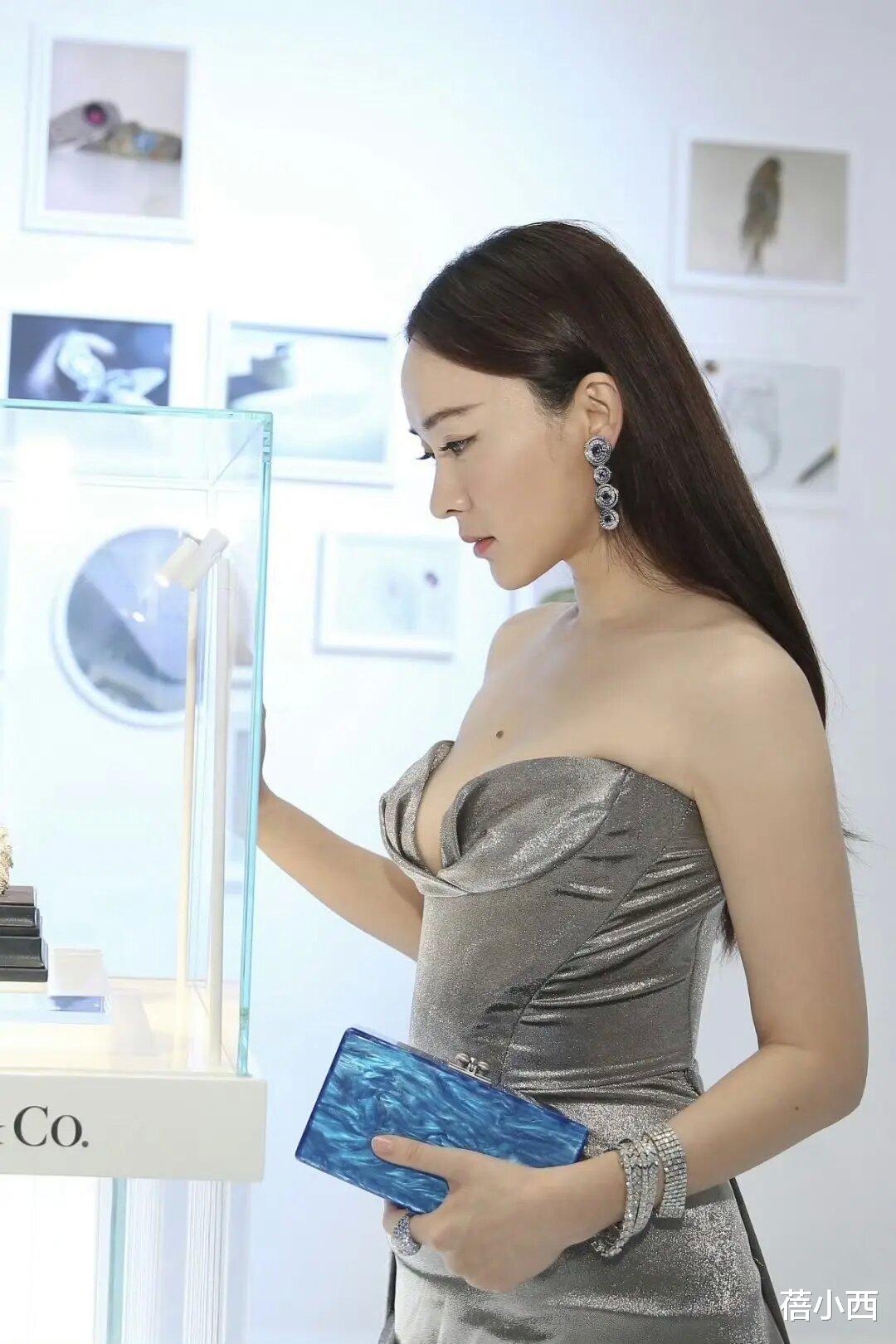 霍思燕身材其实很有料,穿银色抹胸连衣裙,撩人于无形_颜色_显得_西装