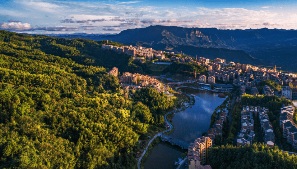 这是云岭翠湖的偏执,海拔1200米,夏季平均温度23℃,湖山森林,多重地貌