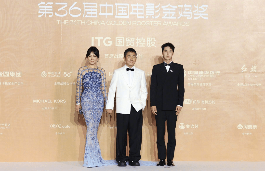 金鸡红毯:吴京刘德华有排面,金晨美翻了,57岁刘嘉玲像35岁_电影_气质