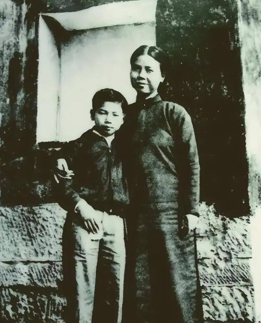 李硕勋:广东省军委书记,儿子后来成总理,孙子现已官至正部级_革命