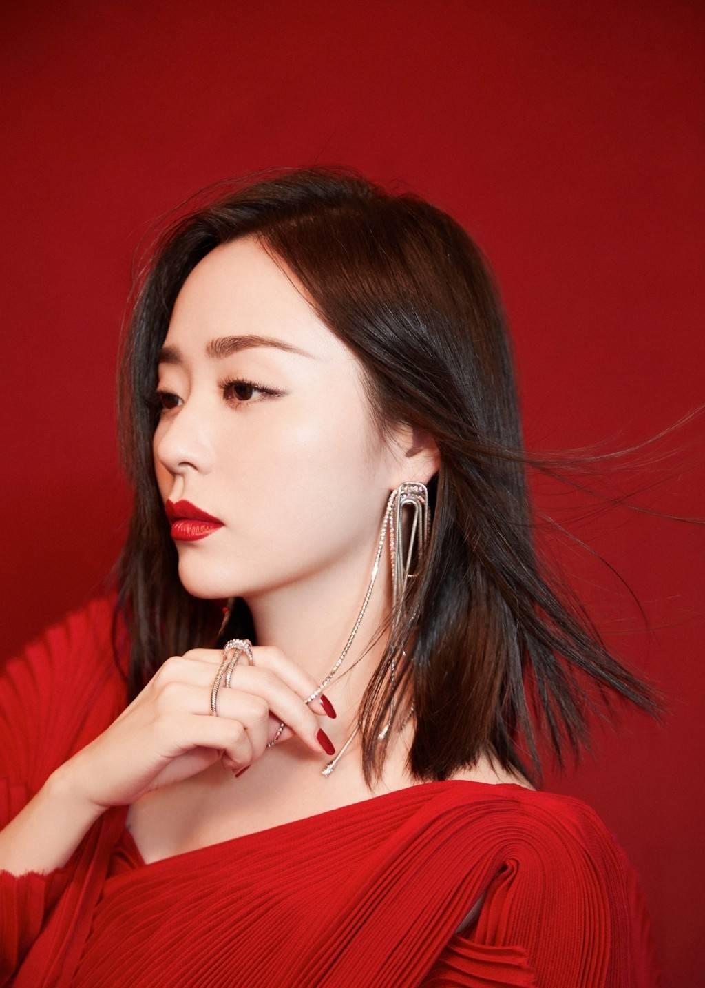 张靓颖凭借非凡的音乐才华,出色的演技以及在公益领域的积极活动,赢得