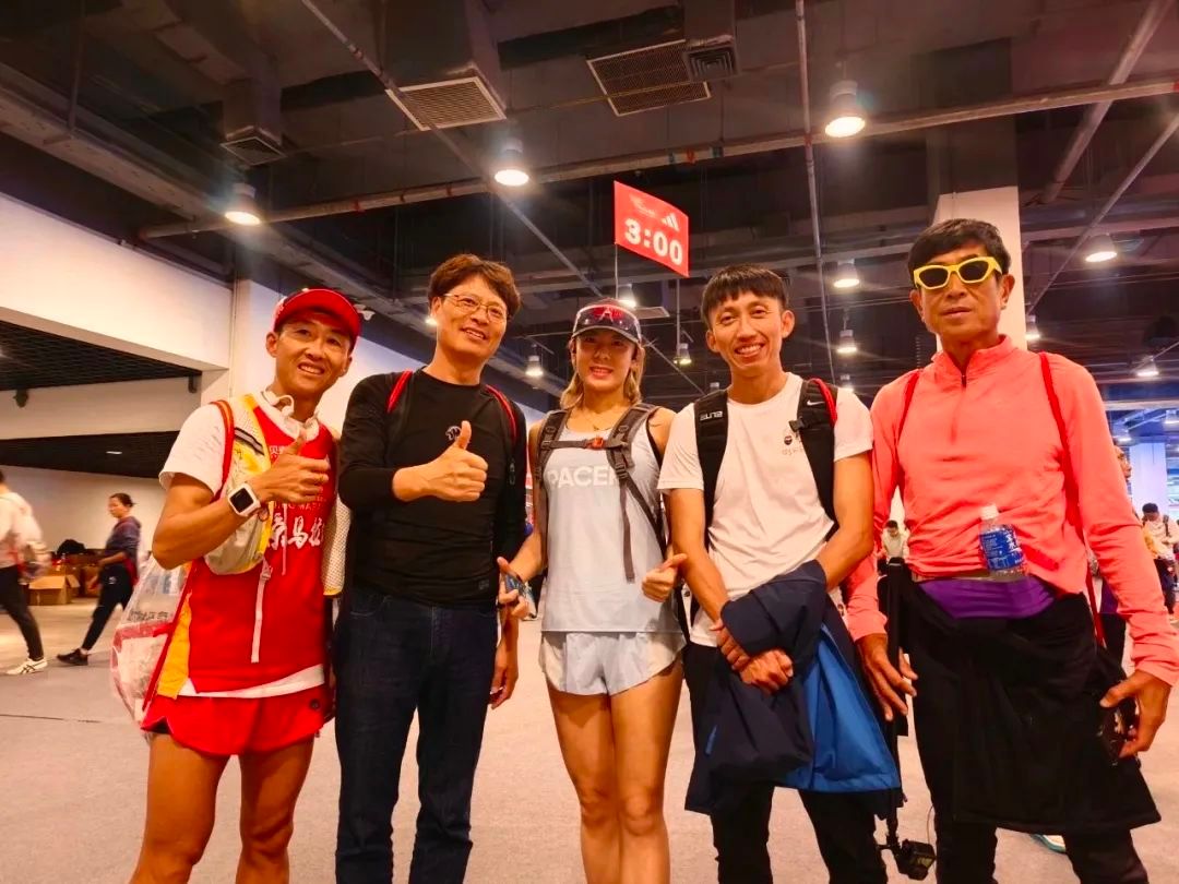 脚踩阿迪达斯adizero adios pro 3,身着纽约扬基套装的她,扣着卡车帽