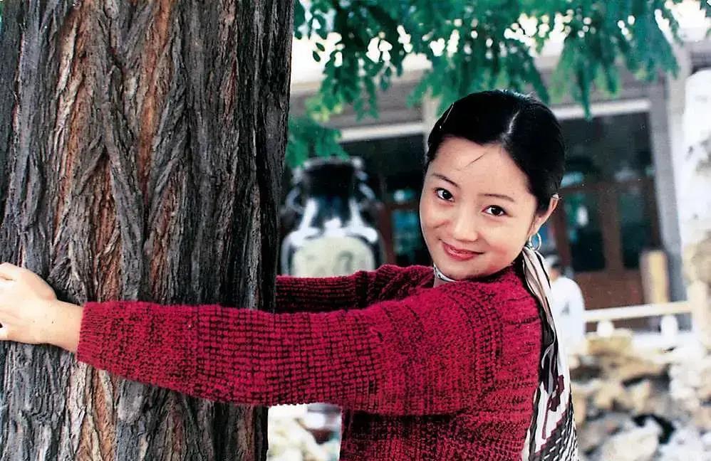 87《红楼梦》潘欣欣吃饭时,用余光发现一个女孩子肤色白,很漂亮