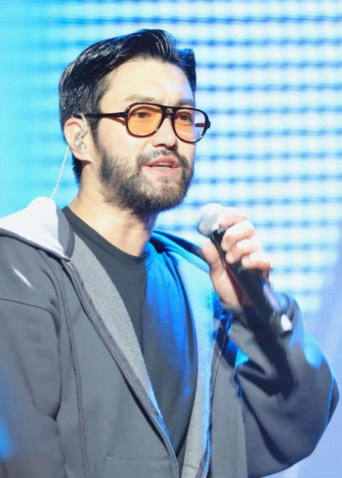 36岁崔始源络腮胡造型亮相,发福50斤认不出,被误认为费翔!